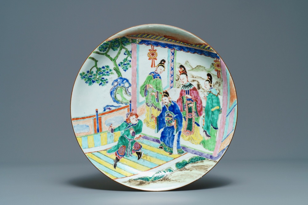 A Chinese famille rose dish with a dancer at court, Yongzheng